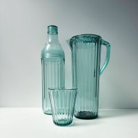 ガラスのような見た目とラムネ瓶ようなの樹脂製ボトル